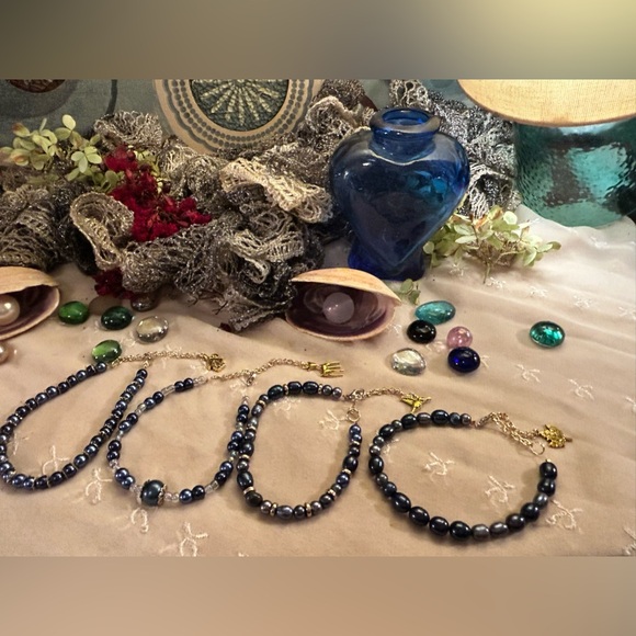 Set of 4 Blue Iris mother of pearl colored bracelets w/charms - Picture 7 of 11